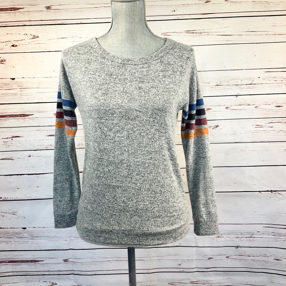 Cute grey sweater.